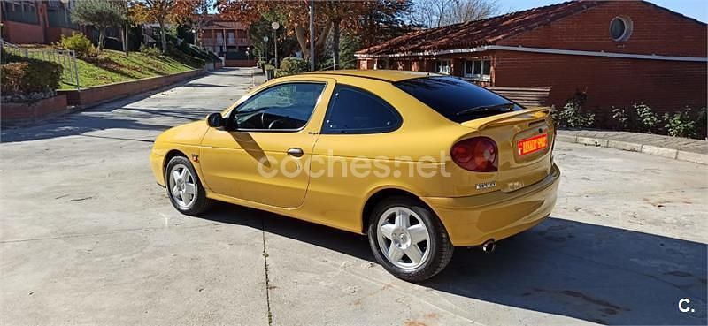 Begagnad Renault Mégane Coupé 110 HK (80 kW) 2000 Gul Sportkupé