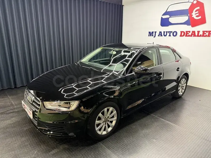 Usado Audi A3 Attraction 110 CV (80 kW) 2015 Negro Berlina