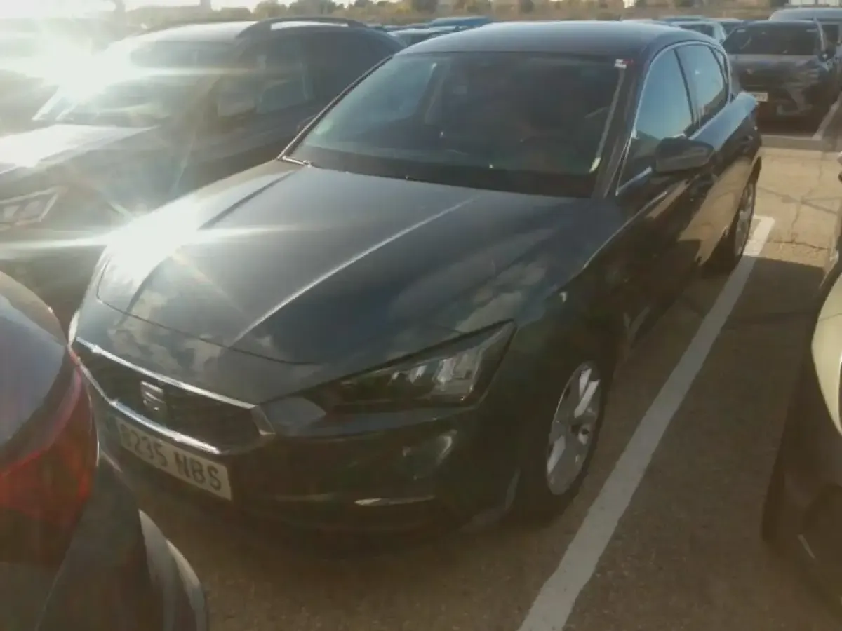 Usado Seat Leon Style 115 CV (84 kW) 2025 Gris/plata