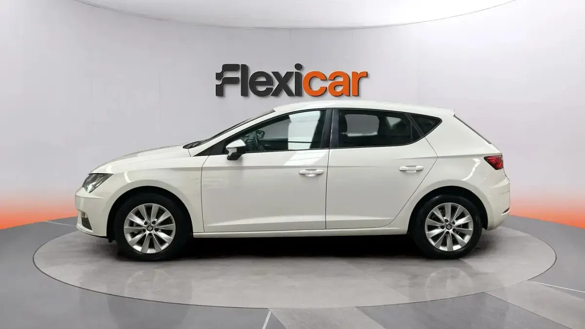 Usado Seat Leon Style 110 CV (80 kW) 2018 Blanco Berlina