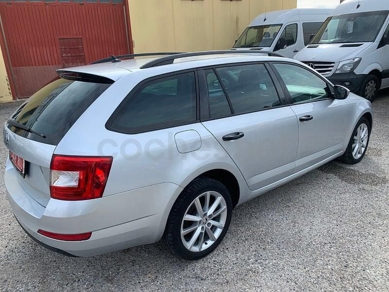 Usado Skoda Octavia Elegance 150 CV (110 kW) 2015 Gris / plata Utilitario