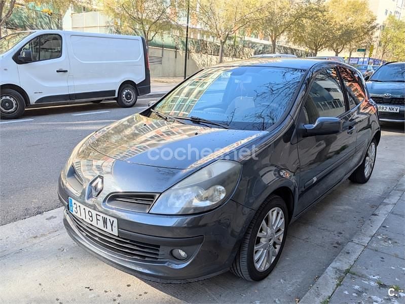 Usado Renault Clio II 100 CV (73 kW) 2007 Gris / plata Berlina