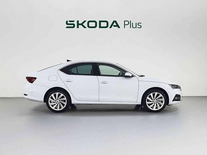 Usado Skoda Octavia Selection 204 CV (150 kW) 2024 Blanco Berlina