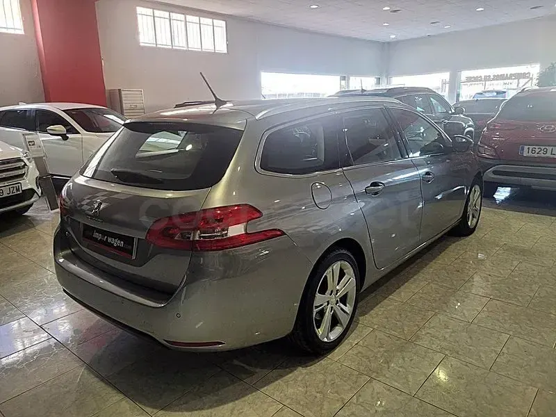 Usado Peugeot 308 SW Style 120 CV (88 kW) 2017 Gris / plata Familiar