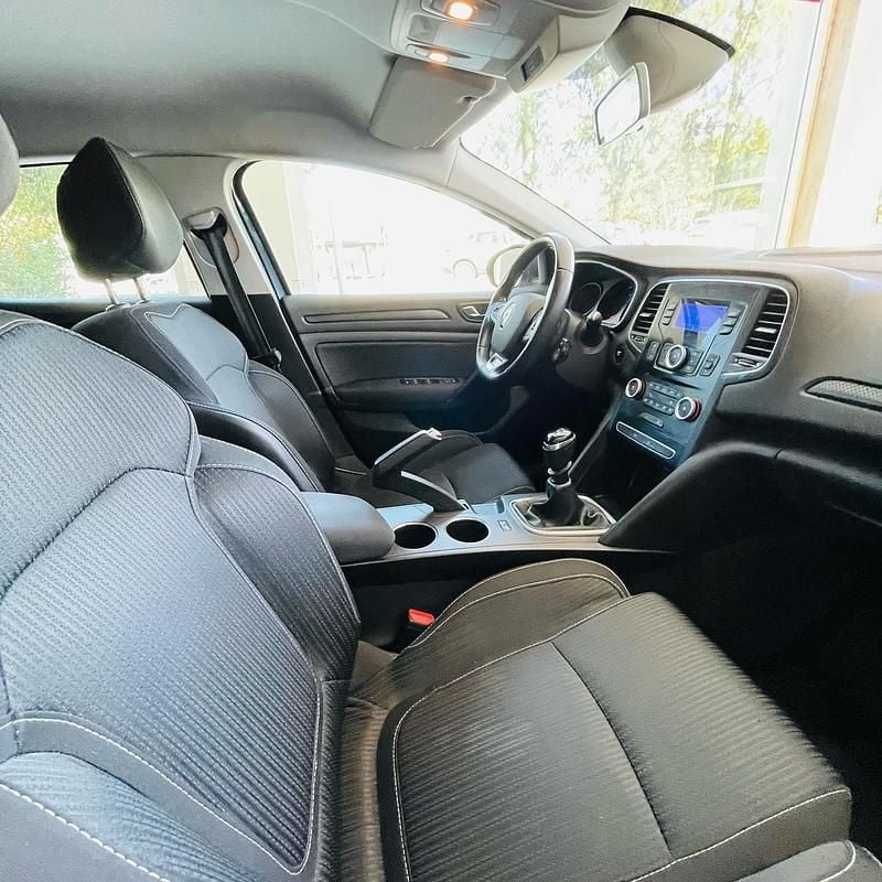 Usado Renault Mégane Cabriolet 90 CV (66 kW) 2018 Plata Descapotable