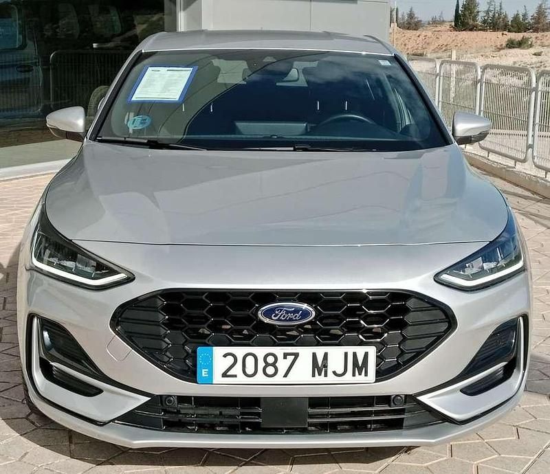 Usado Ford Focus ST-Line X 125 CV (91 kW) 2023 Gris Utilitario