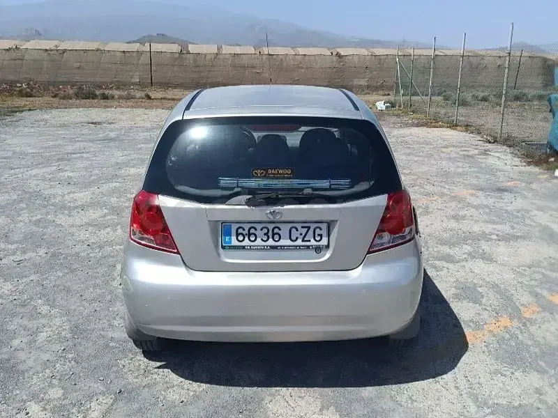 Usado Chevrolet Kalos SE 72 CV (52 kW) 2004 Gris / plata Berlina
