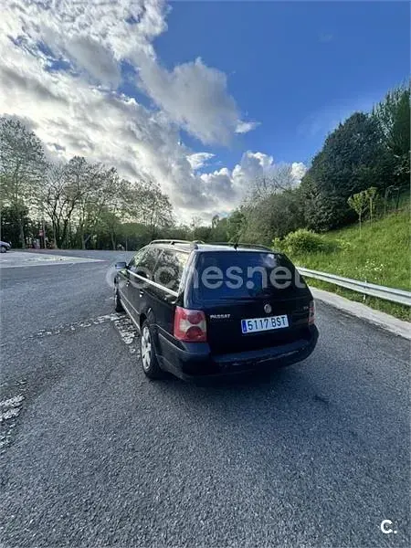 Usado VW Passat Trendline 130 CV (95 kW) 2002 Negro Familiar