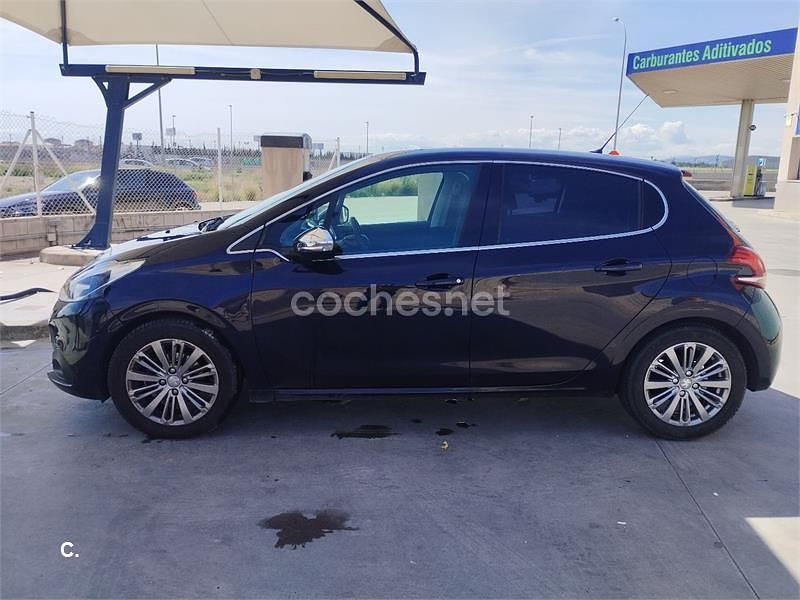 Usado Peugeot 208 Allure 82 CV (60 kW) 2016 Negro Utilitario