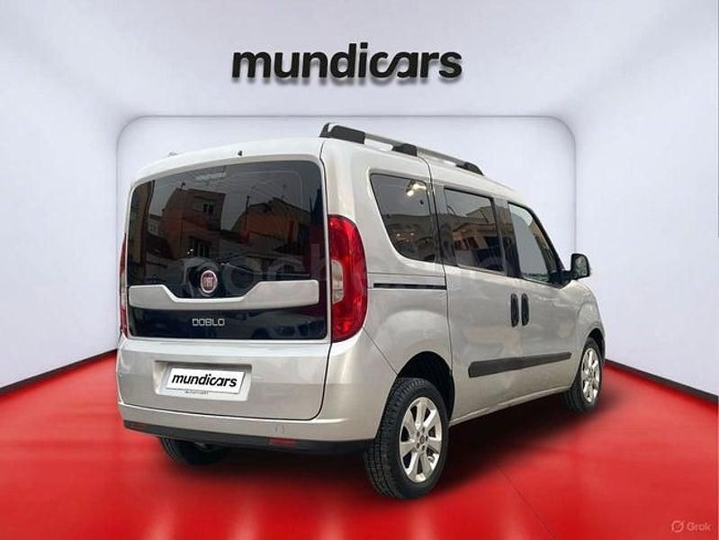 Usado Fiat Doblò Lounge 120 CV (88 kW) 2016 Gris / plata Monovolumen