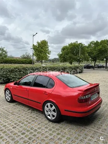 Usado Seat Toledo Stella 100 CV (73 kW) 2001 Rojo Berlina