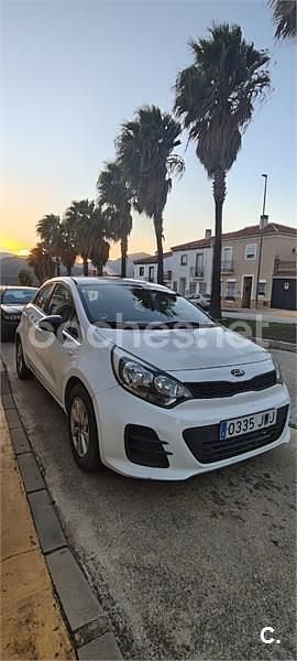Usado Kia Rio 75 CV (55 kW) 2017 Blanco Berlina