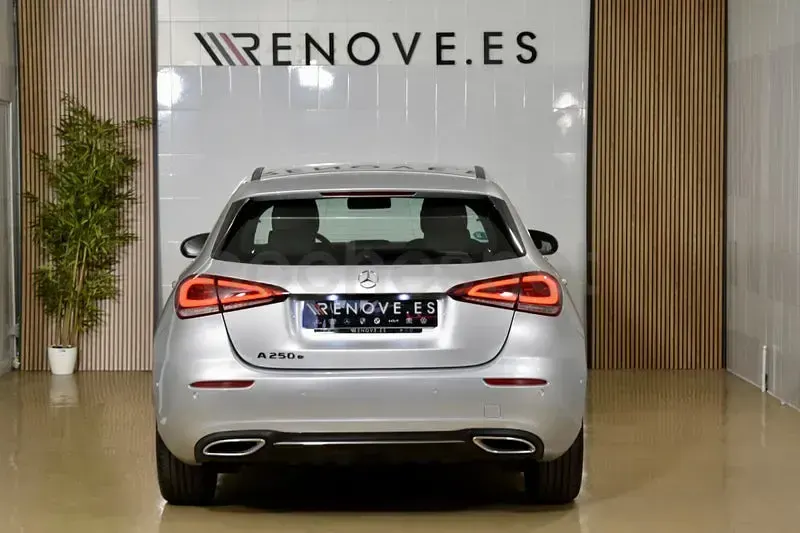 Usado Mercedes A250 218 CV (160 kW) 2021 Gris / plata Berlina