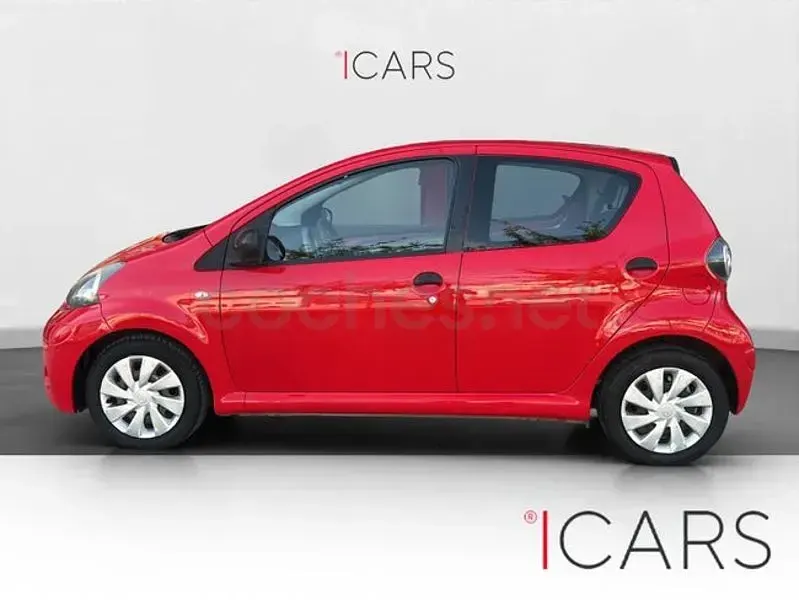 Usado Toyota Aygo City 68 CV (50 kW) 2013 Rojo Utilitario