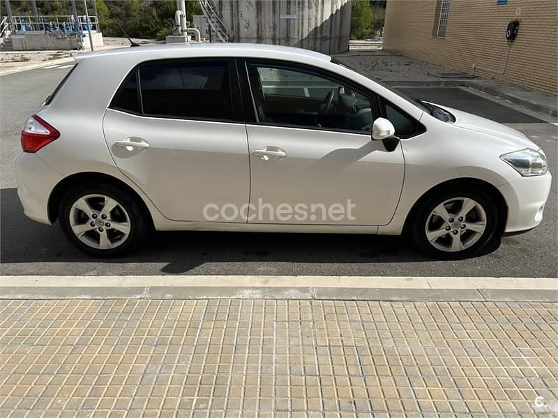 Usado Toyota Auris Active 126 CV (92 kW) 2011 Blanco Utilitario