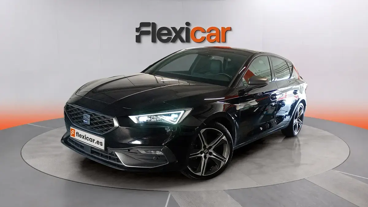 Usado Seat Leon FR 150 CV (110 kW) 2022 Negro Familiar