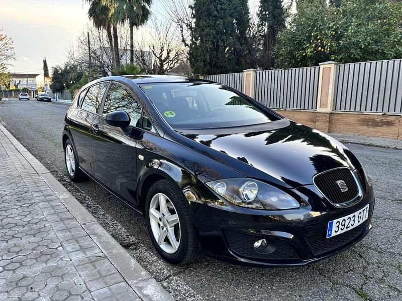Usado Seat Leon Reference 105 CV (77 kW) 2010 Negro Utilitario