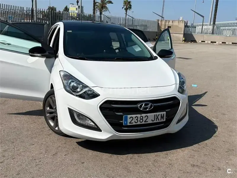 Usado Hyundai i30 Blackline 110 CV (80 kW) 2015 Blanco Berlina