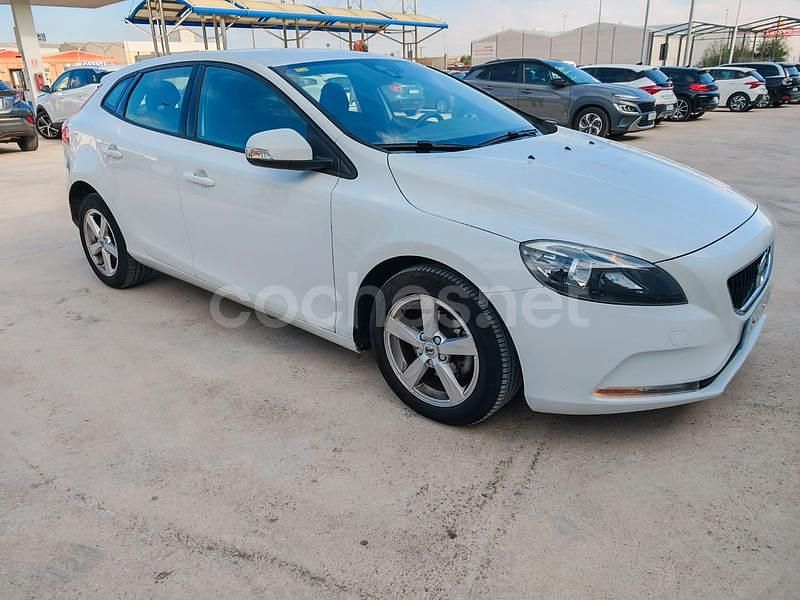 Blanco Usado 2017 Volvo V40 Kinetic Berlina | 14.500 € (Precio justo) - Imagen 1/4