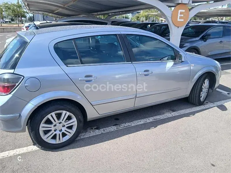 Usado Opel Astra Cosmo 110 CV (80 kW) 2010 Gris / plata Berlina