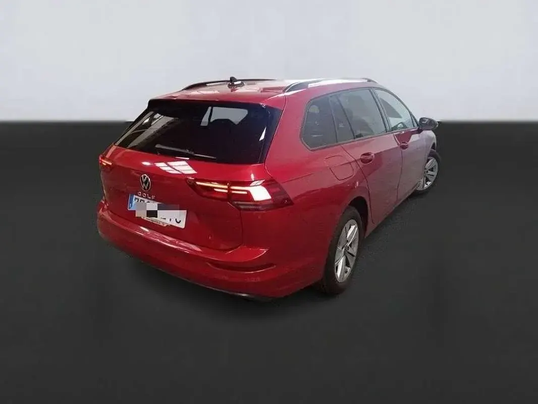 Usado VW Golf VIII Life 116 CV (85 kW) 2021 Rojo Familiar