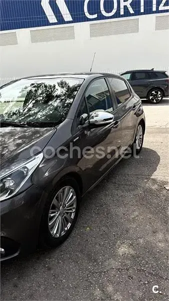 Usado Peugeot 208 Style 82 CV (60 kW) 2018 Gris / plata Utilitario