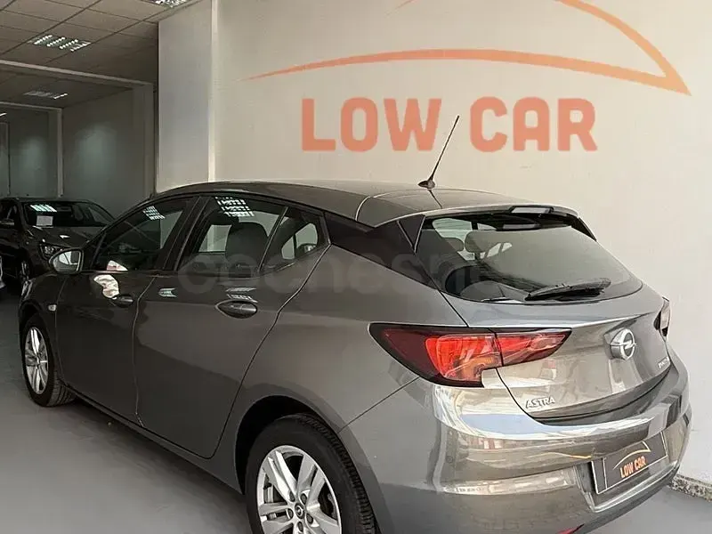 Usado Opel Astra Selective 110 CV (80 kW) 2019 Gris / plata Familiar