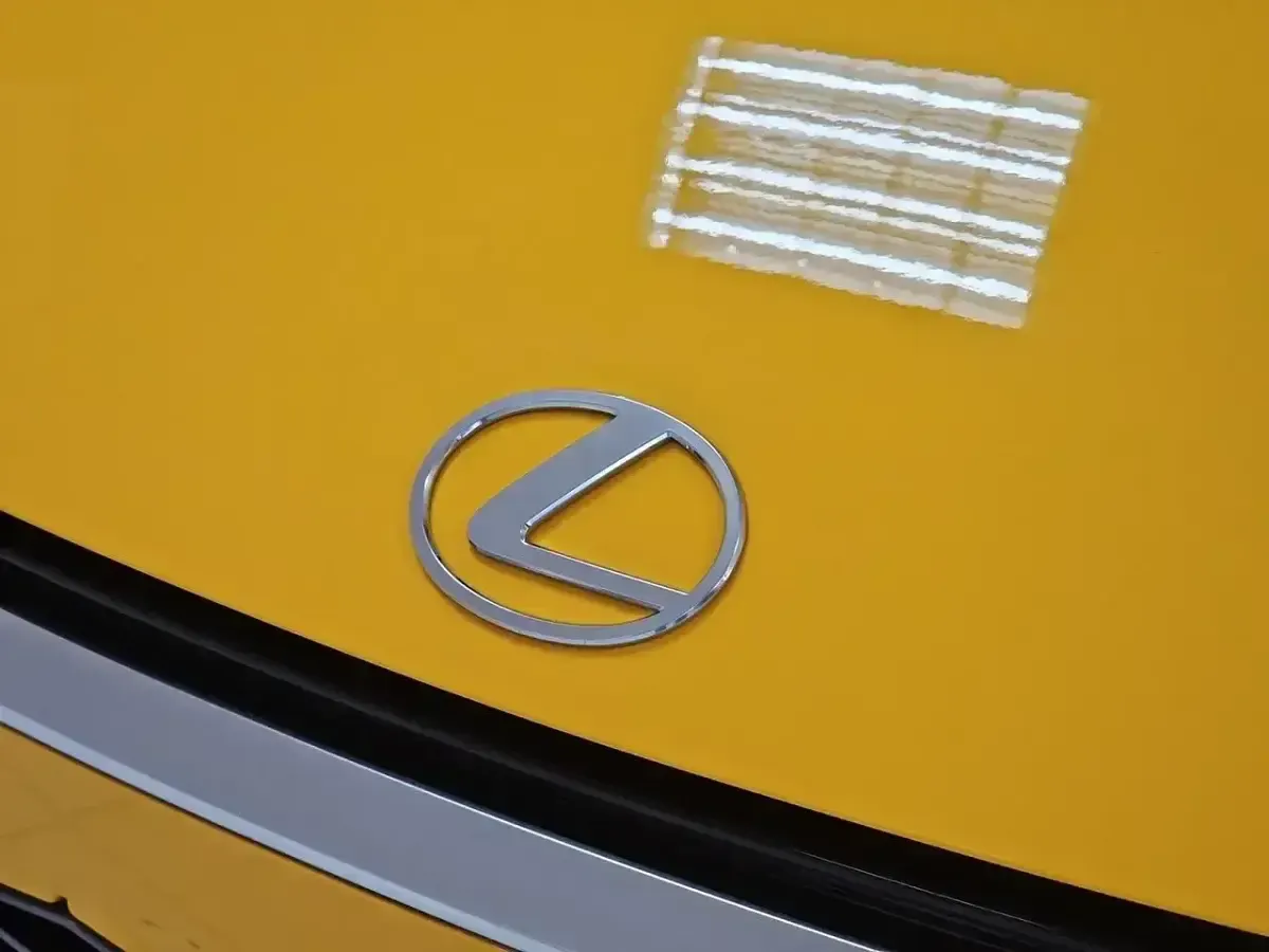 Usado Lexus LBX 136 CV (100 kW) 2025 Amarillo SUV