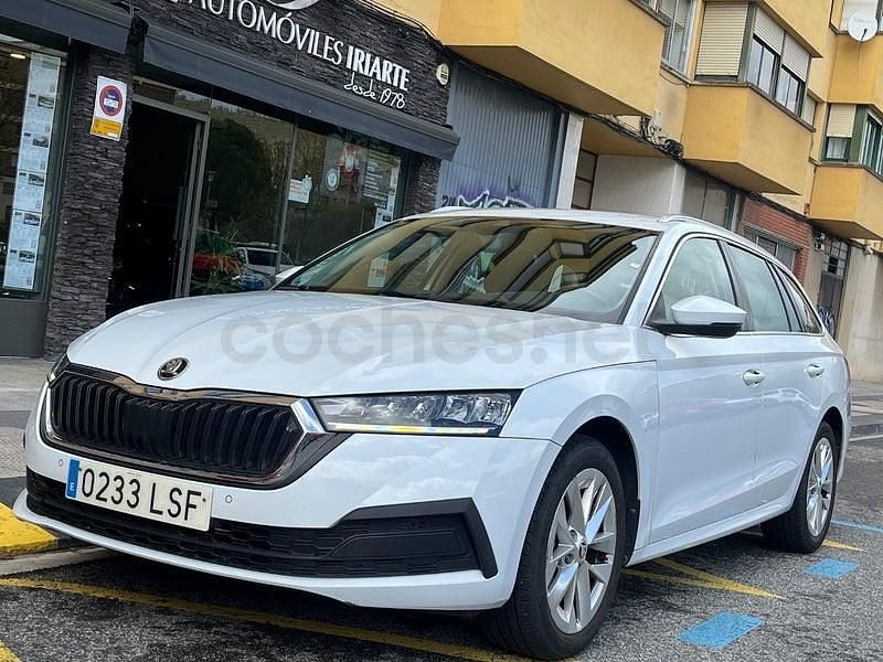 Usado Skoda Octavia Ambition 150 CV (110 kW) 2021 Blanco Familiar