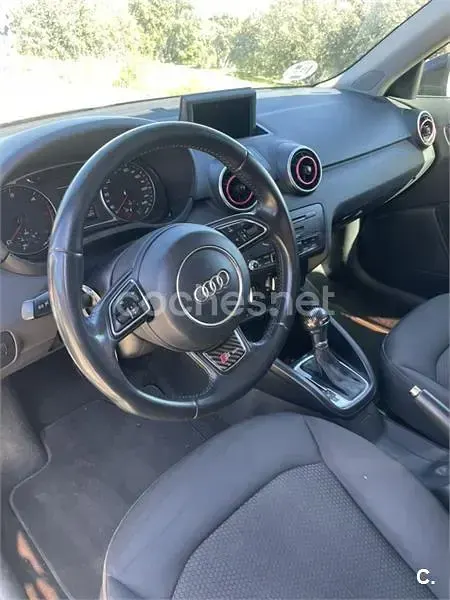 Usado Audi A1 Sportback Ambition 90 CV (66 kW) 2014 Granate Utilitario