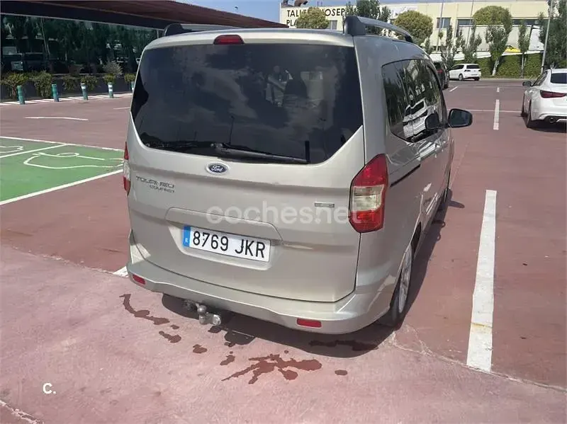 Usado Ford Tourneo Courier Titanium 100 CV (73 kW) 2015 Beige Monovolumen
