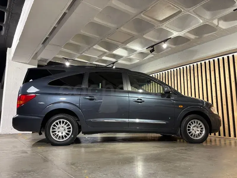 Usado SsangYong Rodius Limited 165 CV (121 kW) 2010 Gris / plata Monovolumen
