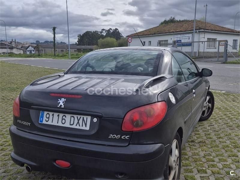 Usado Peugeot 206 CC 110 CV (80 kW) 2006 Negro Descapotable