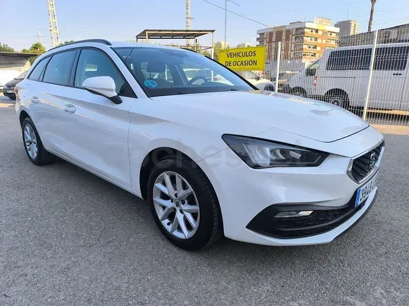 Usado Seat Leon Style 115 CV (84 kW) 2021 Blanco Familiar