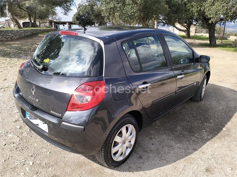 Usado Renault Clio II Privilege 85 CV (62 kW) 2006 Gris / plata Berlina