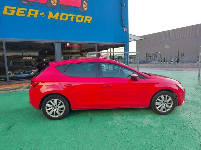 Usado Seat Leon ST Reference 110 CV (80 kW) 2017 Rojo Familiar