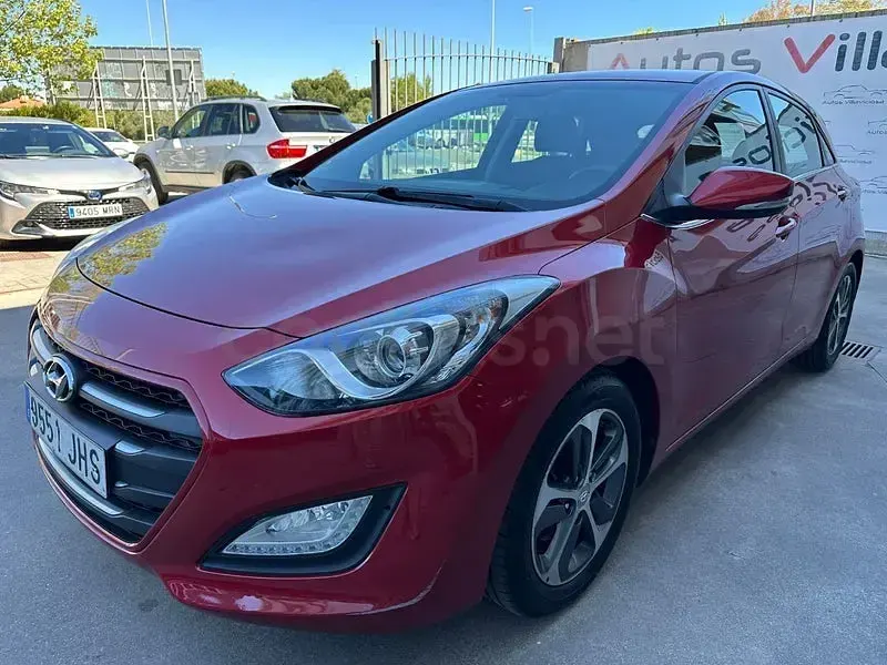 Usado Hyundai i30 100 CV (73 kW) 2015 Granate Berlina