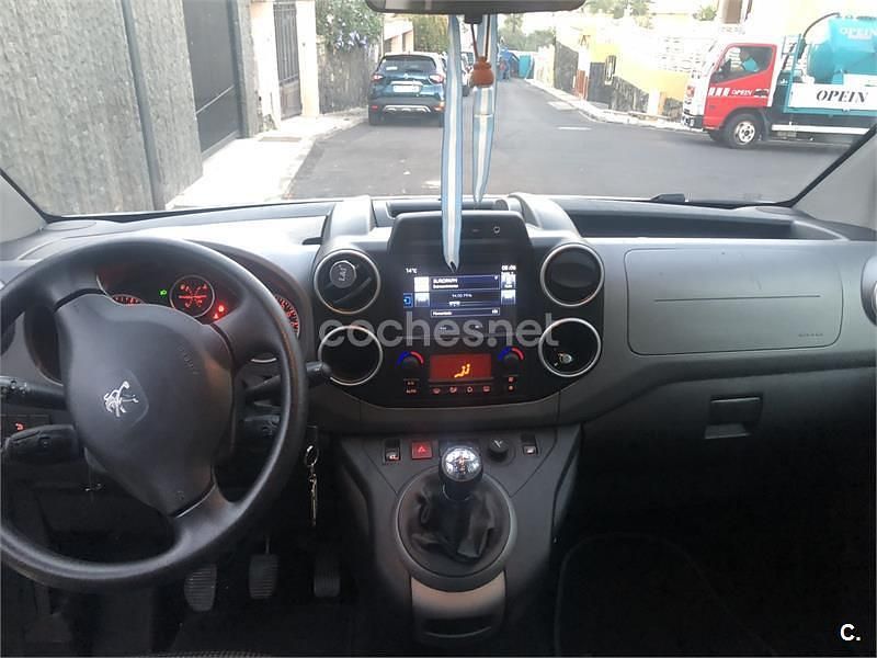 Usado Peugeot Partner Tepee Outdoor 100 CV (73 kW) 2016 Gris / plata Monovolumen