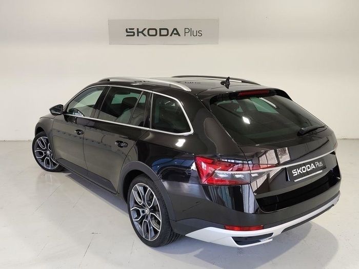Negro Usado 2023 Skoda Superb Familiar | 27.900 € - Imagen 1/4