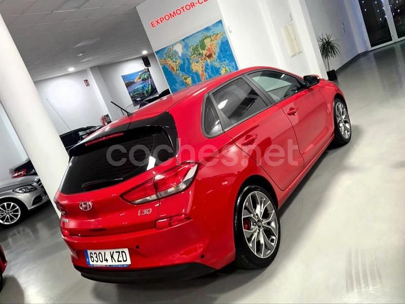 Usado Hyundai i30 95 CV (69 kW) 2019 Rojo Berlina