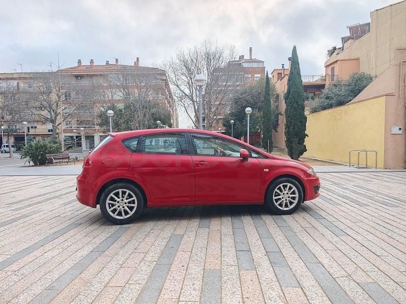 Usado Seat Leon Reference 105 CV (77 kW) 2010 Rojo Utilitario