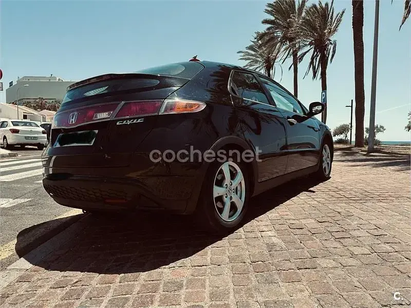 Usado Honda Civic Comfort 83 CV (61 kW) 2007 Negro Berlina