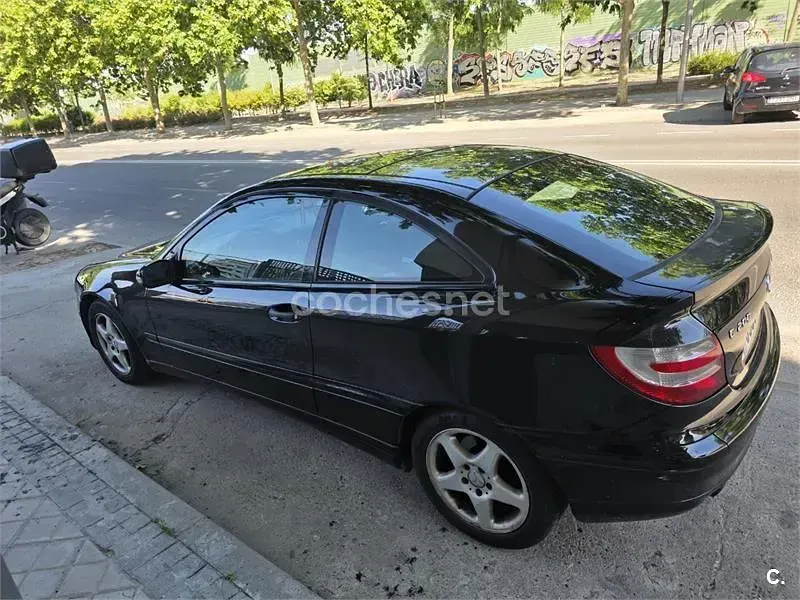 Usado Mercedes C200 163 CV (119 kW) 2003 Negro Berlina