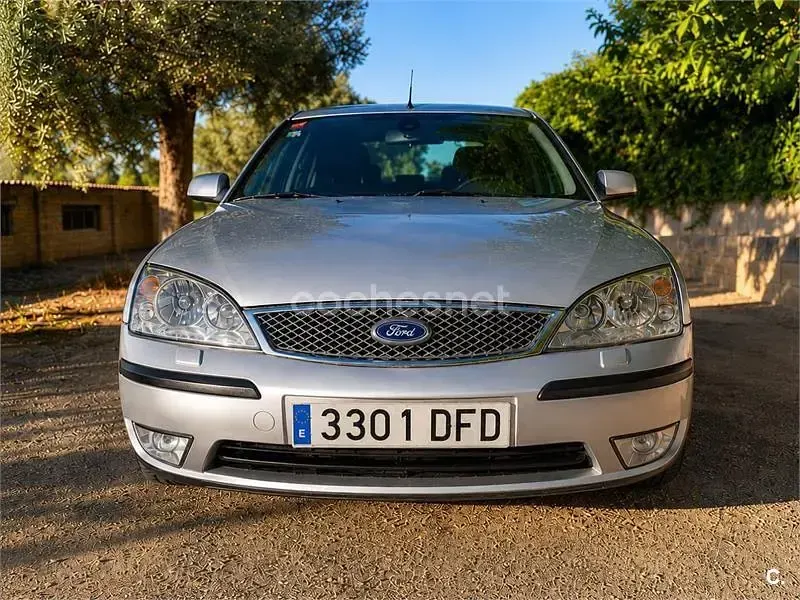 Usado Ford Mondeo Ghia 155 CV (114 kW) 2004 Gris / plata Berlina