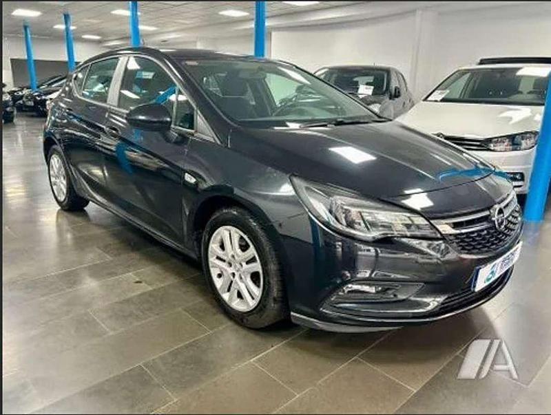 Usado Opel Astra Selective 125 CV (91 kW) 2016 Negro Utilitario
