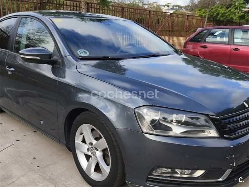 Gris / plata Usado 2013 VW Passat Berlina | 7500 € (Buen precio) - Imagen 1/4