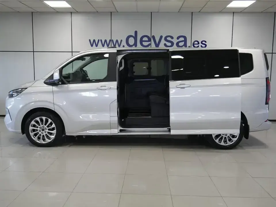 Usado Ford Tourneo Titanium X 170 CV (125 kW) 2025 Gris Monovolumen