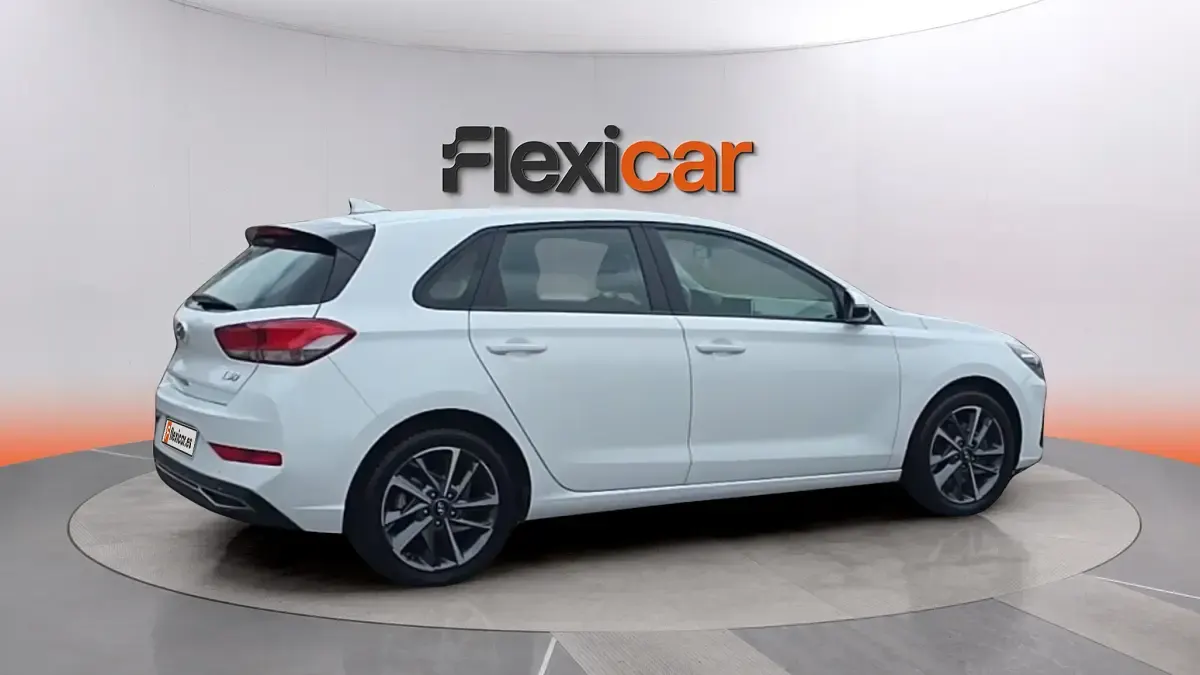 Usado Hyundai i30 110 CV (80 kW) 2021 Blanco Berlina