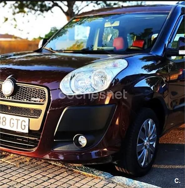 Usado Fiat Doblò Active 90 CV (66 kW) 2010 Granate Monovolumen