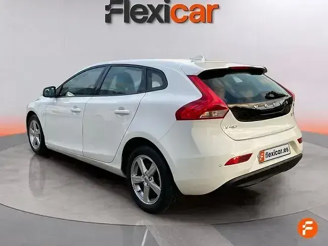 Begagnad Volvo V40 Momentum 120 HK (88 kW) 2018 Vit